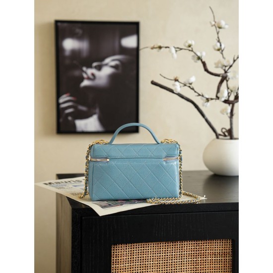Perfette Replica Chanel 26P Beauty case sottile con manico superiore trapuntato e catena AP5100 Blu Imitazione Outlet