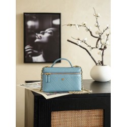 Perfette Replica Chanel 26P Beauty case sottile con manico superiore trapuntato e catena AP5100 Blu Imitazione Outlet