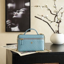 Perfette Replica Chanel 26P Beauty case sottile con manico superiore trapuntato e catena AP5100 Blu Imitazione Outlet