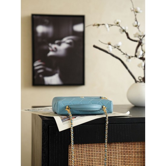 Perfette Replica Chanel 26P Beauty case sottile con manico superiore trapuntato e catena AP5100 Blu Imitazione Outlet