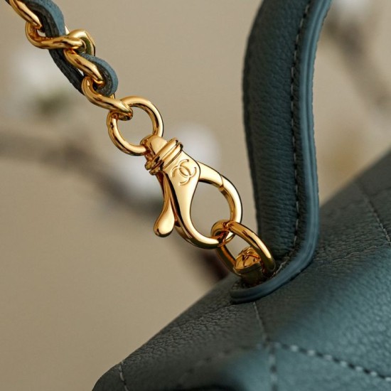 Perfette Replica Chanel 26P Beauty case sottile con manico superiore trapuntato e catena AP5100 Blu Imitazione Outlet