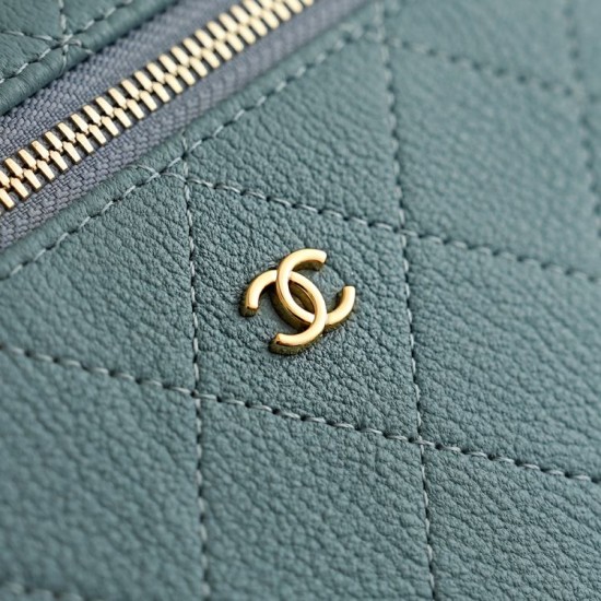 Perfette Replica Chanel 26P Beauty case sottile con manico superiore trapuntato e catena AP5100 Blu Imitazione Outlet