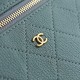 Perfette Replica Chanel 26P Beauty case sottile con manico superiore trapuntato e catena AP5100 Blu Imitazione Outlet