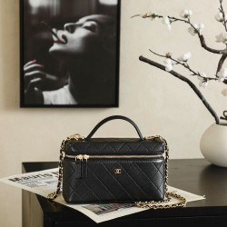 Perfette Replica Chanel 26P Beauty case sottile con manico superiore trapuntato e catena AP5100 nero Imitazione Outlet