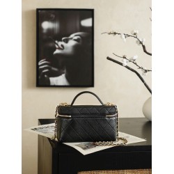 Perfette Replica Chanel 26P Beauty case sottile con manico superiore trapuntato e catena AP5100 nero Imitazione Outlet