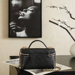 Perfette Replica Chanel 26P Beauty case sottile con manico superiore trapuntato e catena AP5100 nero Imitazione Outlet