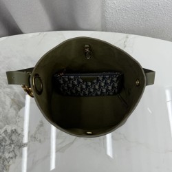 Replica perfetta Borsa a secchiello medio Dior Médaillon M1532 Verde scuro Falsa Online Replica fedele Borsa a secchiello medio Dior Médaillon M1532 Verde scuro Imitazione Outlet