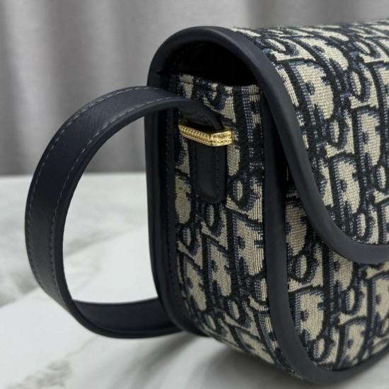 Replica fedele Borsa a tracolla Dior Medallion M3920 Oblique Blu Imitazione Outlet
