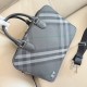 Replica di lusso Borsa da lavoro Burberry Grid con logo equestre Grigio Falsa Online Replica Perfetta Borsa da lavoro Burberry Grid con logo equestre Grigio Imitazione Outlet