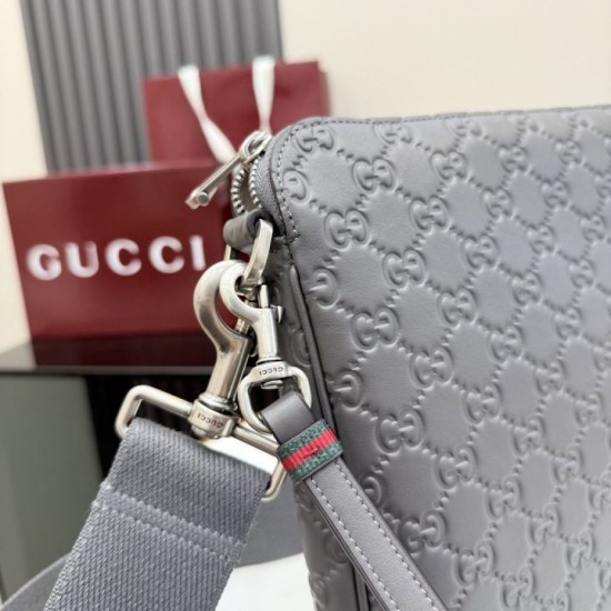 Replica di lusso Borsa a tracolla media Gucci 850214 con emblema GG grigio Falsa Online Replica Perfetta Borsa a tracolla media Gucci 850214 con emblema GG grigio Imitazione Outlet