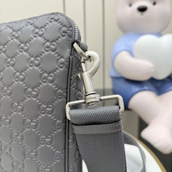 Replica di lusso Borsa a tracolla media Gucci 850214 con emblema GG grigio Falsa Online Replica Perfetta Borsa a tracolla media Gucci 850214 con emblema GG grigio Imitazione Outlet