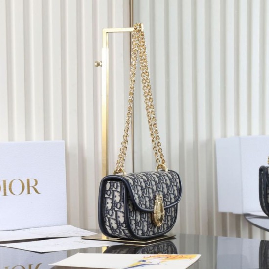 Replica Perfetta Borsa a tracolla piccola Dior Médaillon M3921 con patta e catena