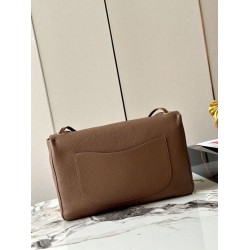 Replica Perfetta Borsa Chanel AS6233 Souplissimo Maxi Flap marrone