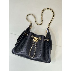 Replica di alta qualità Borsa Chanel piccola 25 AS5631 Hobo con design traforato nera Replica di lusso Borsa Chanel piccola 25 AS5631 Hobo con design traforato nera Imitazione Falso