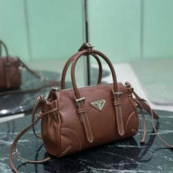 Replica identica Borsa a tracolla Prada Mini Bonnie 1BA499 marrone Replica fedele Borsa a tracolla Prada Mini Bonnie 1BA499 marrone Imitazione Fake