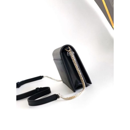 Replica fedele Portafoglio con catena Infinitum con logo Bvlgari Versione Chip nero Imitazione Fake