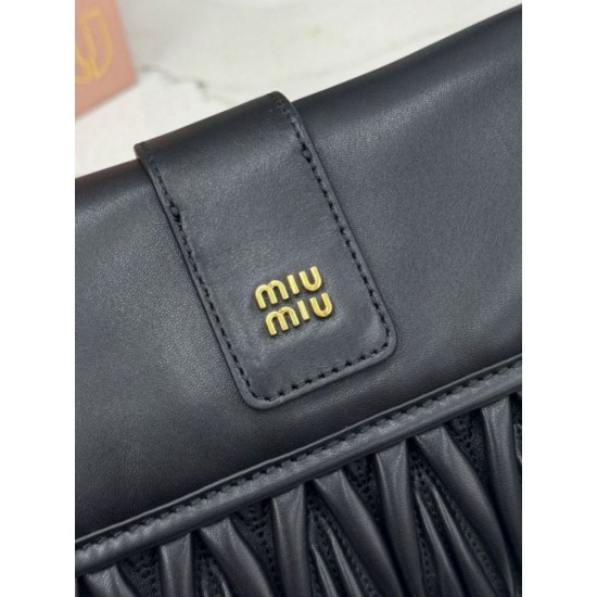Replica fedele Borsa a mano trapuntata Miu Miu 5BC213 nera Imitazione Fake