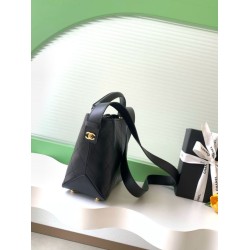 Replica perfetta Borsa a mano Chanel 26S AS6268  scamosciata con tracolla larga Nero Imitazione Fake