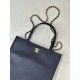 Replica di lusso Borsa shopping verticale piccola Chanel AS6452 Nero Replica perfetta Borsa shopping verticale piccola Chanel AS6452 Nero Imitazione Falsa
