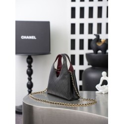 Replica di lusso Borsa triangolare trapuntata Chanel AS6392 nera Replica perfetta Borsa triangolare trapuntata Chanel AS6392 nera Imitazione Falsa