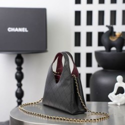 Replica di lusso Borsa triangolare trapuntata Chanel AS6392 nera Replica perfetta Borsa triangolare trapuntata Chanel AS6392 nera Imitazione Falsa
