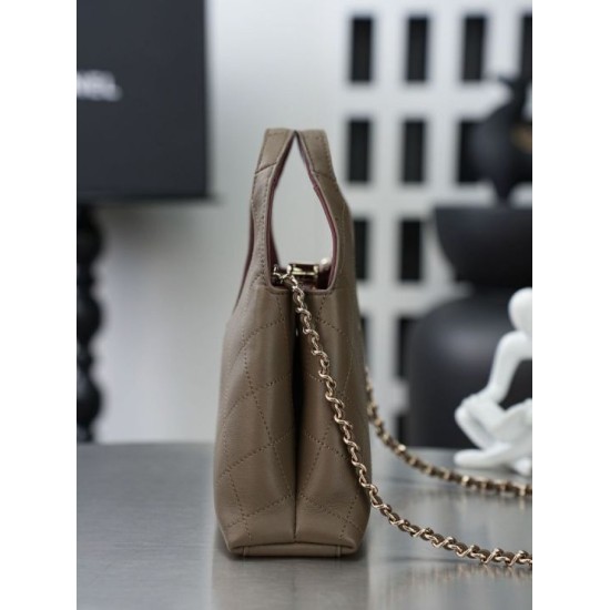 Replica di lusso Borsa triangolare trapuntata Chanel AS6392 grigio Replica perfetta Borsa triangolare trapuntata Chanel AS6392 grigio Imitazione Falsa