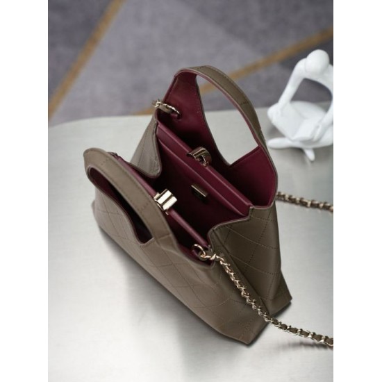 Replica di lusso Borsa triangolare trapuntata Chanel AS6392 grigio Replica perfetta Borsa triangolare trapuntata Chanel AS6392 grigio Imitazione Falsa