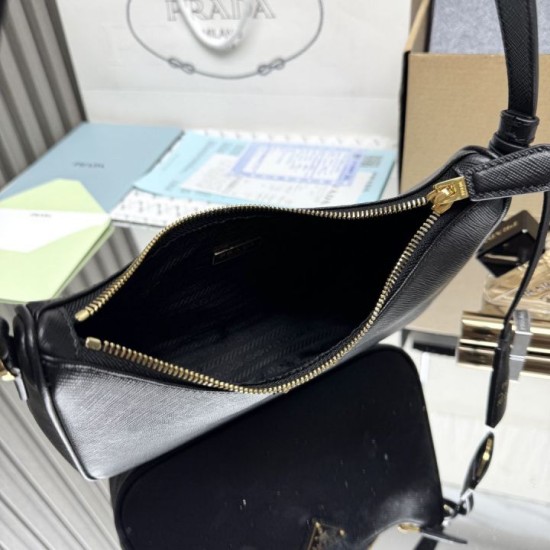 Replica Perfetta Borsa Prada Re-Edition 2005 Saffiano nera Imitazione Falsa