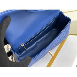 Replica Mini Borsa con Patta in Pelle di Vitello Granata con Manico Superiore AS2431 Blu Replica Mini Borsa con Patta in Pelle di Vitello Granata con Manico Superiore AS2431 Blu