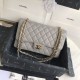 Replica Borsa con patta classica in pelle di vitello granulata A1112 Grigio