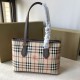 Replica Burberry Borsa con manico in PVC Caffè