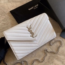 Replica Portafoglio a catena busta con monogramma YSL Saint Laurent in pelle martellata bianco