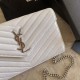 Replica Portafoglio a catena busta con monogramma YSL Saint Laurent in pelle martellata bianco