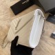 Replica Portafoglio a catena busta con monogramma YSL Saint Laurent in pelle martellata bianco
