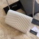 Replica Portafoglio a catena busta con monogramma YSL Saint Laurent in pelle martellata bianco