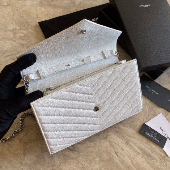 Replica Portafoglio a catena busta con monogramma YSL Saint Laurent in pelle martellata bianco