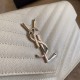 Replica Portafoglio a catena busta con monogramma YSL Saint Laurent in pelle martellata bianco