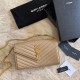 Replica Portafoglio con catena YSL Saint Laurent con busta a catena in pelle martellata color albicocca