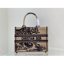 Replica Dior Medium Book Tote Macro Toile de Jouy Borsa con ricamo tigre
