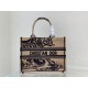 Replica Dior Medium Book Tote Macro Toile de Jouy Borsa con ricamo tigre