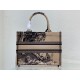 Replica Dior Medium Book Tote Macro Toile de Jouy Borsa con ricamo tigre