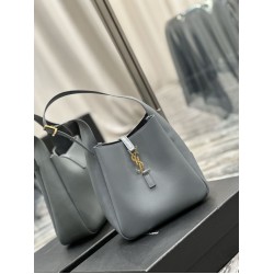 Replica YSL Saint Laurent Le 5 À 7 Cassandre Hobo Secchiello Piccola Borsa Morbida Pelle Liscia Grigia Replica YSL Saint Laurent Le 5 À 7 Cassandre Hobo Secchiello Piccola Borsa Morbida Pelle Liscia Grigia