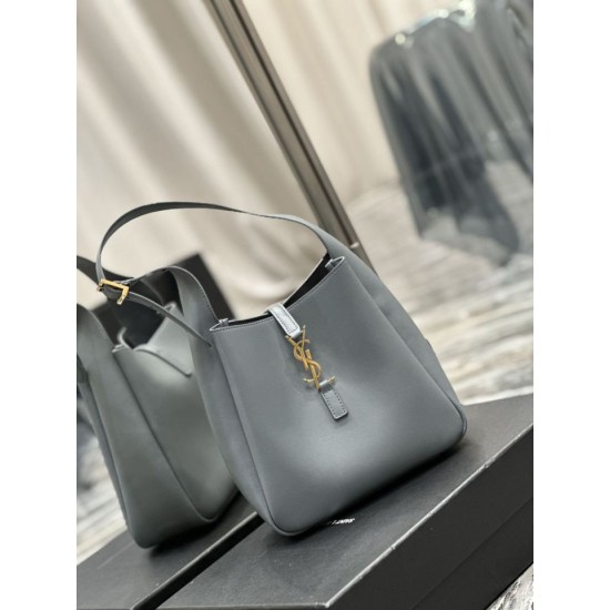 Replica YSL Saint Laurent Le 5 À 7 Cassandre Hobo Secchiello Piccola Borsa Morbida Pelle Liscia Grigia Replica YSL Saint Laurent Le 5 À 7 Cassandre Hobo Secchiello Piccola Borsa Morbida Pelle Liscia Grigia
