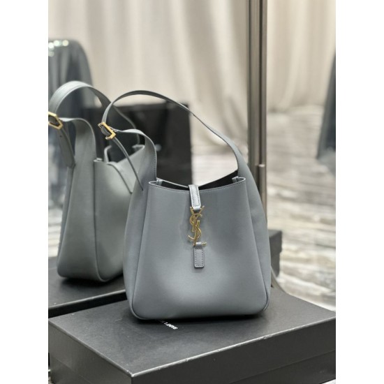 Replica YSL Saint Laurent Le 5 À 7 Cassandre Hobo Secchiello Piccola Borsa Morbida Pelle Liscia Grigia Replica YSL Saint Laurent Le 5 À 7 Cassandre Hobo Secchiello Piccola Borsa Morbida Pelle Liscia Grigia