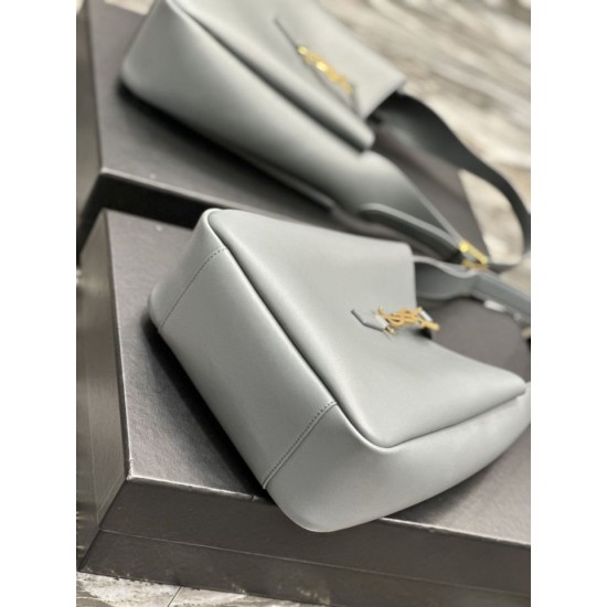 Replica YSL Saint Laurent Le 5 À 7 Cassandre Hobo Secchiello Piccola Borsa Morbida Pelle Liscia Grigia Replica YSL Saint Laurent Le 5 À 7 Cassandre Hobo Secchiello Piccola Borsa Morbida Pelle Liscia Grigia