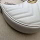 Replica Mini borsa a forma di mezzaluna Gucci GG Marmont 699514 bianca