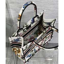 Replica Christian Dior Small Dior Book Tote Bianco Multicolor Ricamo Dior Petites Fleurs Replica Christian Dior Small Dior Book Tote Bianco Multicolor Ricamo Dior Petites Fleurs