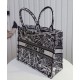Replica Christian Dior Large Dior Book Tote Borsa con motivo Plan de Paris ricamato nera / bianca