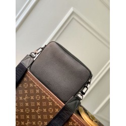 Replica Borsa Louis Vuitton Fastline Messenger LV Aerogram M22482 Nera Replica Borsa Louis Vuitton Fastline Messenger LV Aerogram M22482 Nera
