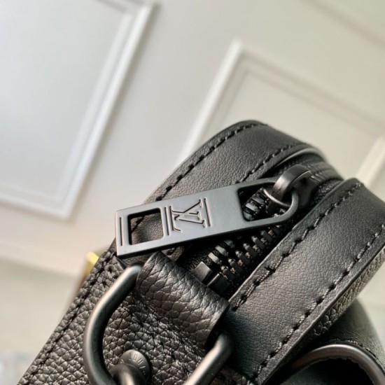 Replica Borsa Louis Vuitton Fastline Messenger LV Aerogram M22482 Nera Replica Borsa Louis Vuitton Fastline Messenger LV Aerogram M22482 Nera